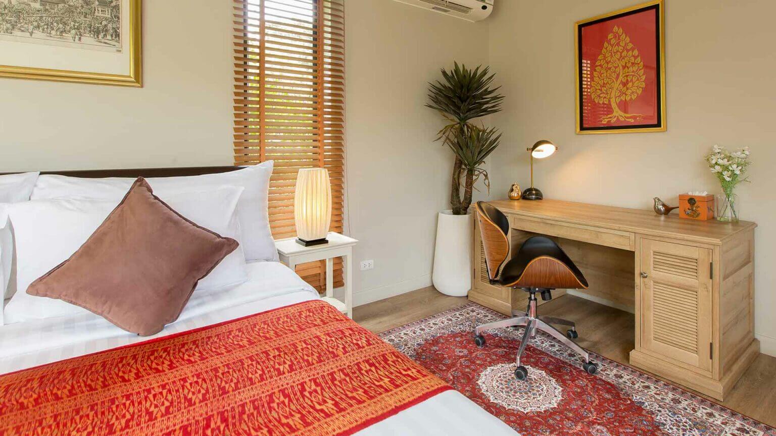 Our rooms - Bedroom Desk